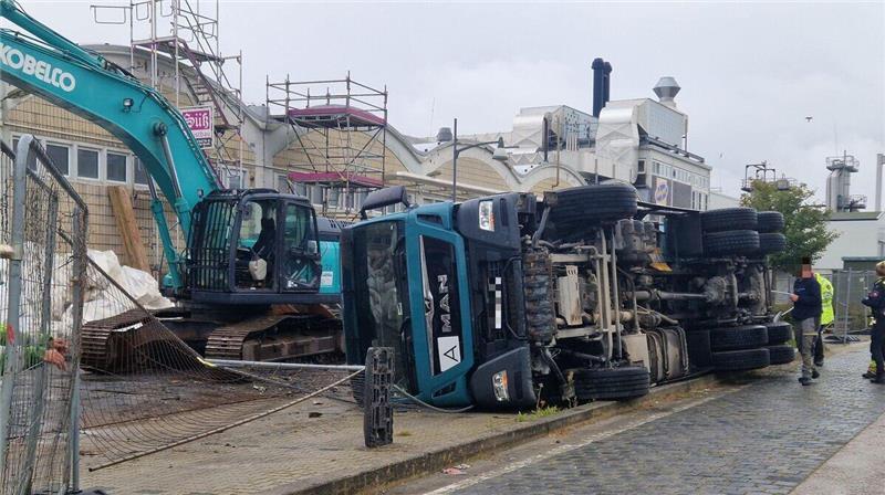 Ein umgekippter Lkw in der Neufelder Straße in Cuxhaven