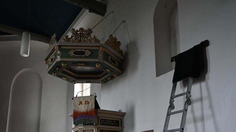 Restauratorin Silke Adam heilt mysteriösen Schwarzen Ritter von Hollern In der Nische rechts oben steht der Heilige Mauritius (Schwarzer Ritter) in der Anfang des 12. Jahrhunderts erbauten Kirche in Hollern. Diese trägt seinen Namen.