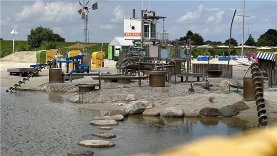 In der Nordsee-Lagune in Burhave kann nun endlich gebadet werden. Foto: privat