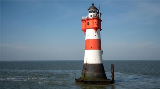 In der Nordsee vor Bremerhaven steht der Leuchtturm „Roter Sand“.