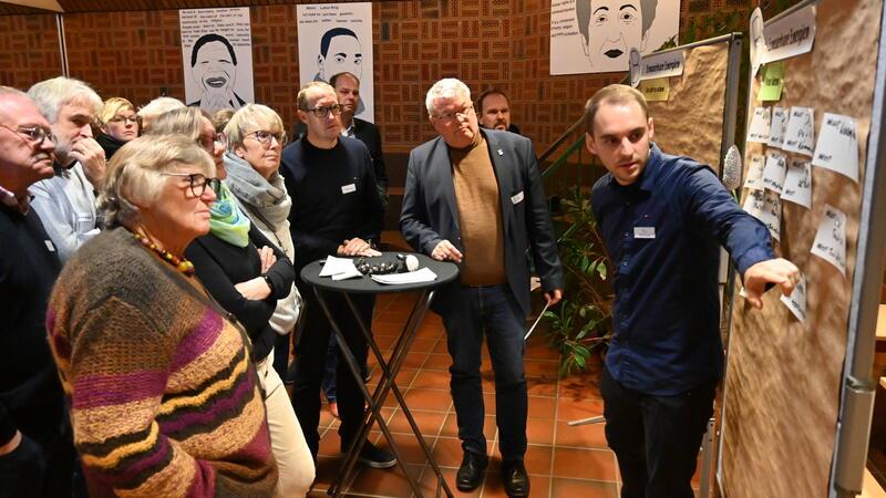In der Oberschule in Steinkirchen konnten die Bürger ihre Vorschläge an die Stellwände pinnen.