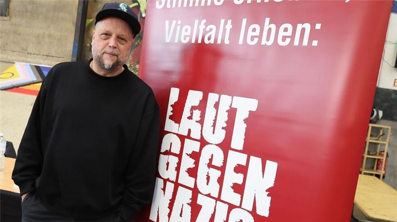 In der Öffentlichkeit, etwa durch sein Engagement im Hamburger Verein „Laut gegen Nazis“, setzt sich Smudo gegen Rechtsextremismus ein.