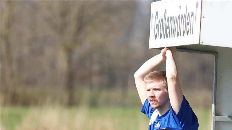 In der Pause und kurz nach Wiederanpfiff gönnt sich der Spielertrainer eine Auszeit. Nach seiner Wiedereinwechslung kann er die Klatsche gegen Lühe auch nicht verhindern.