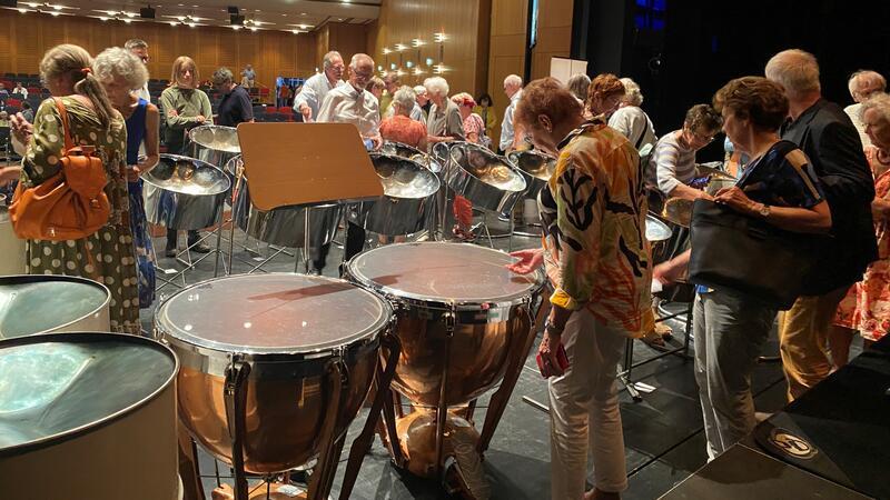 Zwischen den Instrumenten stehen lauter Zuschauer; der ein oder andere wagt es sogar, den Klang selbst auszutesten