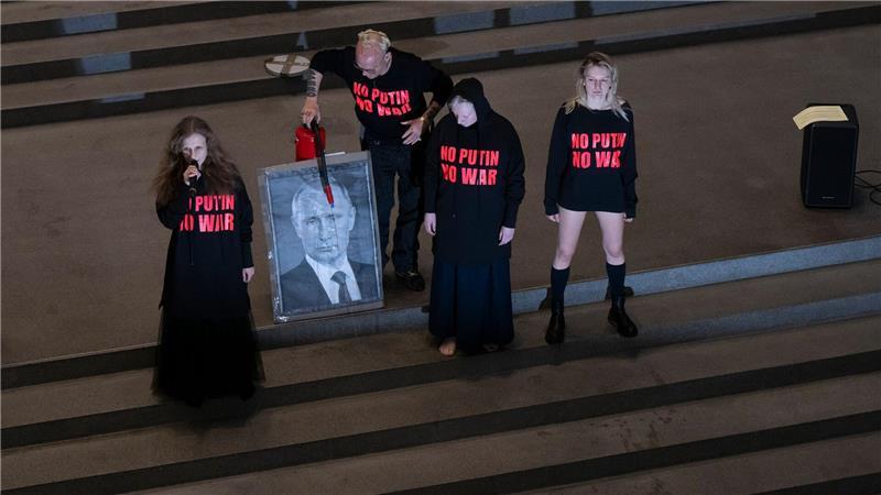 In der Pinakothek der Moderne prangerte das Künstler-Kollektiv den russischen Präsidenten Putin als Kriegsverbrecher an. (Archivbild)