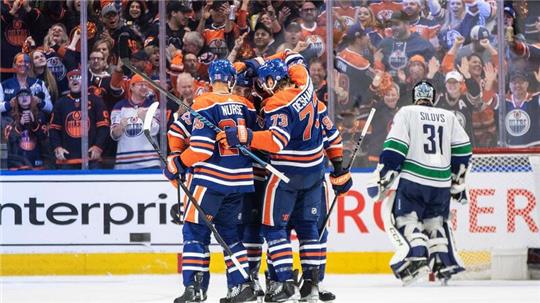 In der Playoff-Serie zwischen den Edmonton Oilers und den Vancouver Canucks steht es nun 3:3.