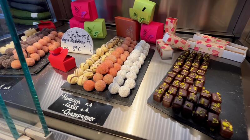 In der Pralinentheke in Steinkirchen finden Kunden bis zu zehn verschiedene Sorten von Pralinen und Trüffel.