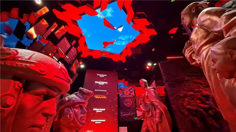 In der Propaganda-Schau zum völkerrechtswidrigen Angriffskrieg werden russische Soldaten wie Helden dargestellt.