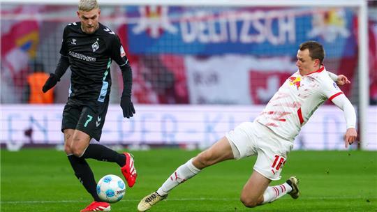 In der Redbull-Arena kämpfen Werders Marvin Ducksch (li.) und Leipzigs Spieler Lukas Klostermann um den Ball.