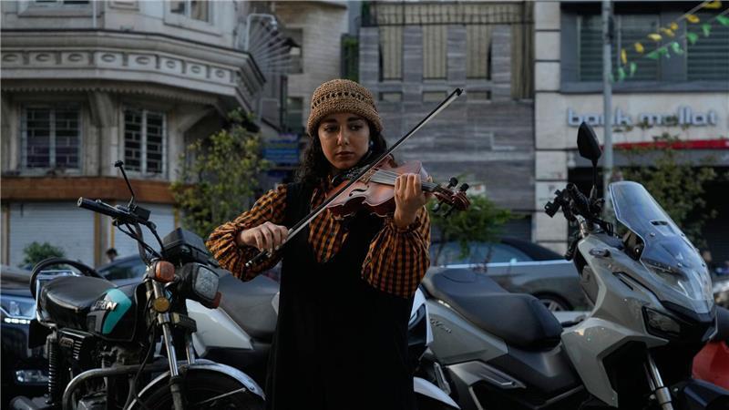 In der Region Teheran sind nach iranischen Angaben Menschen nach US-Angriffen verletzt worden. Für viele Menschen geht das Leben trotz des Kriegs weiter.