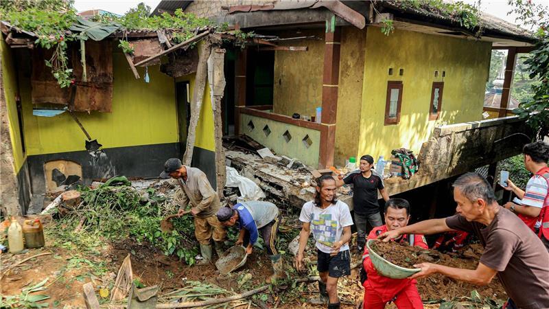 Tote bei Überschwemmungen und Erdrutschen auf Java In der Region West-Java wurden viele Häuser schwer beschädigt.