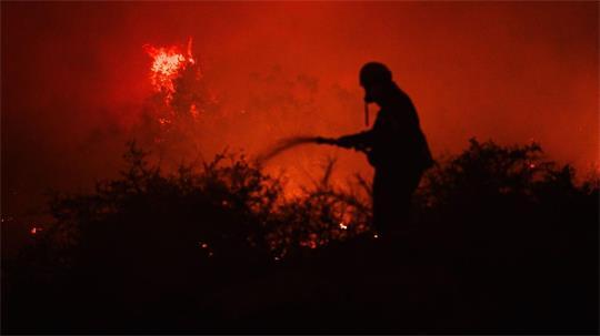 In der Region des Ortes Porto Germenos flammte das Feuer wieder auf.