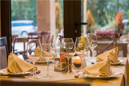 In der Region lässt es sich an vielen Orten gut in Restaurants speisen. Foto: pixabay