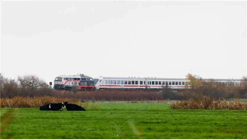 Pendler hoffen auf Entlastung – Marschbahn-Ausbau im Fokus In der Region wird der Ausbau der Strecke schon seit Jahrzehnten gefordert. (Archivbild)