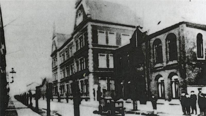 In der Reichspogromnacht 1938 zerstörte antisemitische Gewalt auch Bremerhaven. Dr. Manfred Ernst schildert die dramatischen Ereignisse und ihre Folgen.
