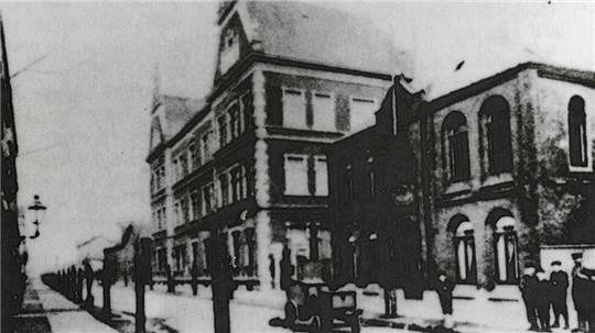 In der Reichspogromnacht 1938 zerstörte antisemitische Gewalt auch Bremerhaven. Dr. Manfred Ernst schildert die dramatischen Ereignisse und ihre Folgen.