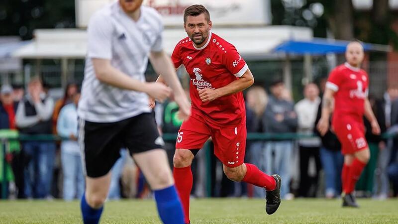 In der Relegation gegen den TSV Lamstedt feierte Pazer mit der Kreisligamannschaft des TSV Wiepenkathen den Aufstieg in die Bezirksliga.