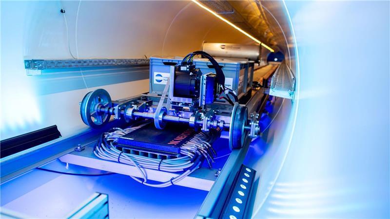 Schwebend durch die Röhre - Hyperloop-Teststrecke eröffnet In der Röhre wurden Schienen verbaut, später soll darin auch Magnetschwebetechnik getestet werden.