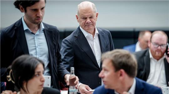 In der SPD-Fraktion meldete sich der ehemalige Bundeskanzler Olaf Scholz zum Jahrestag der Koalition zu Wort. 