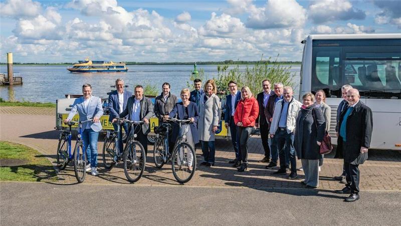 In der Saison 2025 werden die Fahrpläne von Bus und Lühe-Schulau-Fähre verzahnt. Das Foto zeigt den Saisonstart 2024.