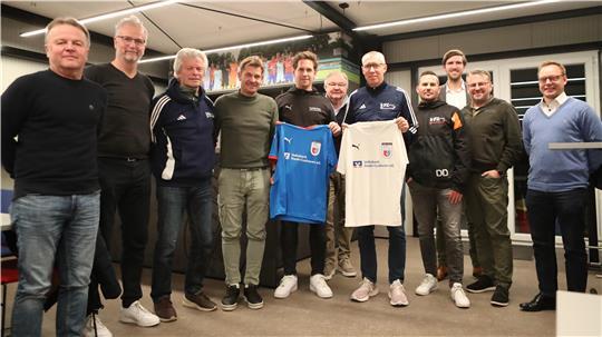 In der Saison 2025/2026 soll der JFV D/A & Stade an den Start gehen. Ingo Dammann (weißes Trikot) soll Präsident werden, Sören Behrmann (blaues Shirt) Vize.