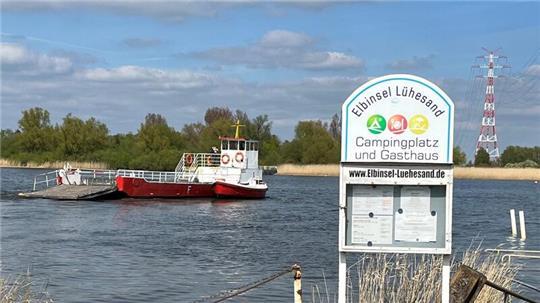 In der Saison 2026 soll die Fähre wieder Urlauber mit Wohnwagen und -mobilen auf die Elbinsel Lühesand bringen. Vorher muss der Müll von der Insel.