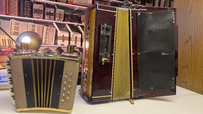 In der Sammlung gibt es auch Kurioses wie ein Exemplar mit integriertem Schnapsflaschen- und Becherhalter und ein Instrument mit eingebautem Kassettenrekorder, das einen auf Knopfdruck zum Akkordeonspieler macht.