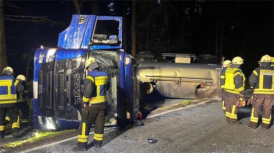 In der Samtgemeinde Apensen ist ein Milchtankwagen umgekippt.