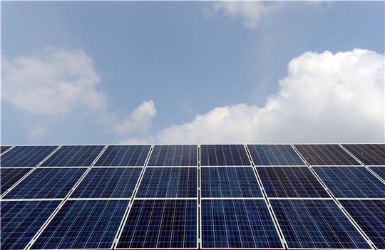 In der Samtgemeinde Lühe soll der Anteil regenerativer Energien, etwa Solar, steigen. Foto: Ingo Wagner/dpa +++ dpa-Bildfunk +++
