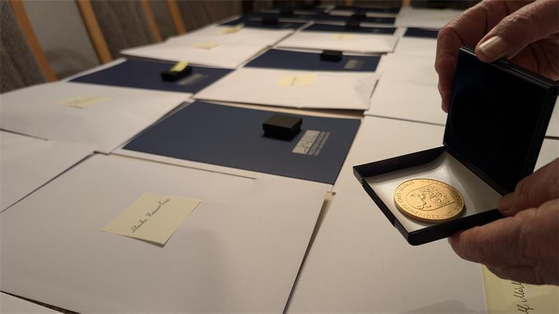 Er schreibt, wenn alle schlafen: Horst Wartner würdigt Kommunalpolitiker In der Samtgemeinde Oldendorf-Himmelpforten wird auch die goldene Ehrenmedaille für mindestens 30 Jahre als Bürgermeister oder Ratsmitglied verliehen. Wartner selbst hat nach mehr als 40 Jahren sogar die Große Verbandsurkunde als höchste Auszeichnung.