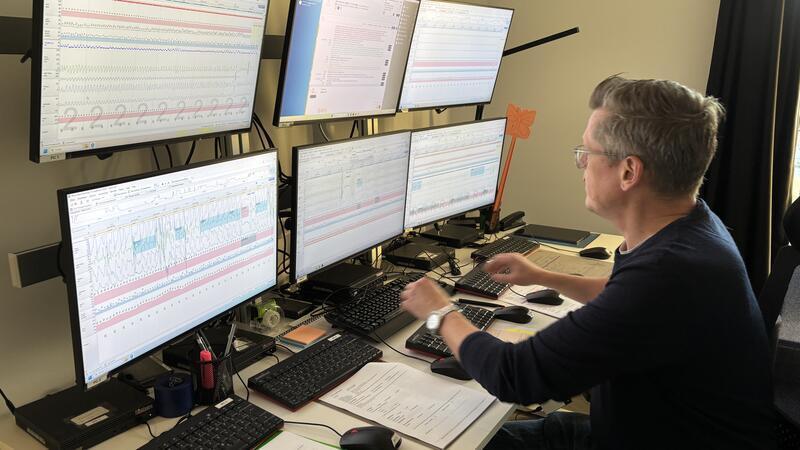 Volkskrankheit Schlafstörung: Wo Betroffene jetzt Hilfe in Stade finden In der Schaltzentrale des Schlaflabors können Jörg Faber und sein Team die schlafenden Patienten überwachen.