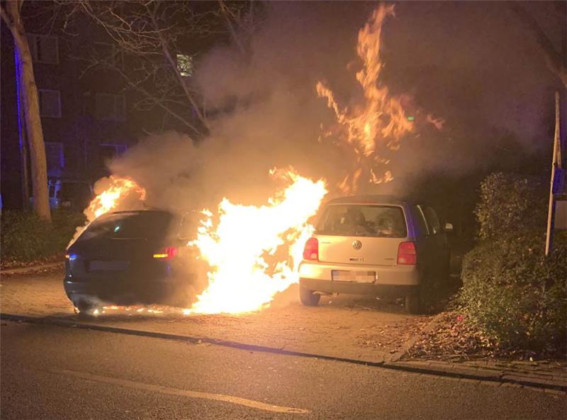In der Schanzenstraße in Buxtehude brannte am Montagabend ein Audi A 6. Die Flammen griffen auf den danebenstehenden VW Lupo über. Die Polizei geht von Brandstiftung aus. Fotos: Polizei