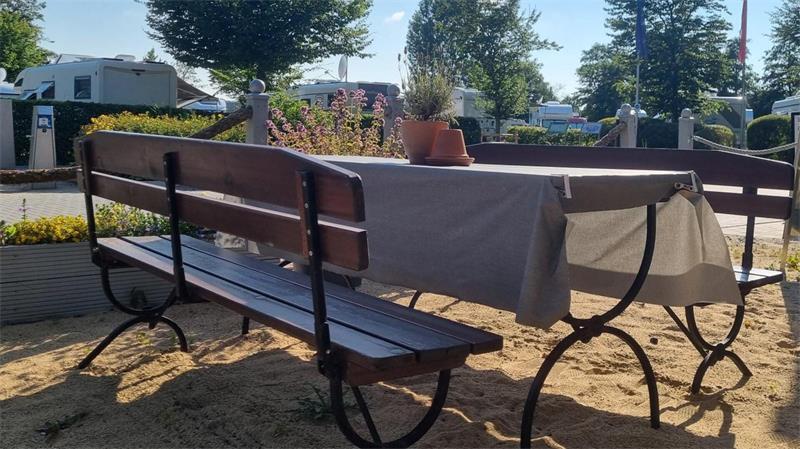 Ein Japaner in Stade: Yuki Chijimi betreibt Schifferlounge abseits der City In der Schifferlounge sitzen die Gäste direkt neben den Wohnmobilen und spüren den Sand unter ihren Füßen.