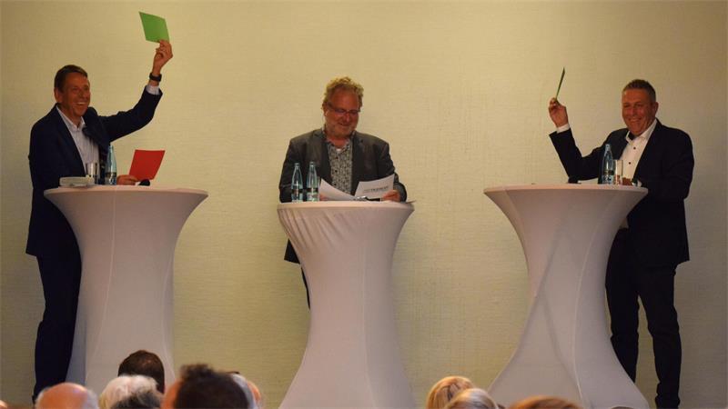 In der Schnellrate-Runde mussten die Samtgemeindebürgermeister-Kandidaten Gerd Dehmel (CDU) und Timo Gerke (parteilos) gegenüber Moderator Björn Vasel (mittig) Farbe bekennen.