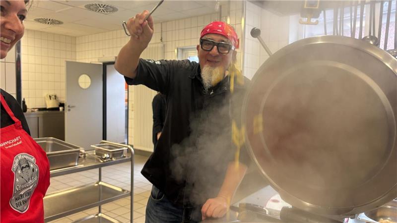 Warum TV-Koch Stefan Marquard in Fredenbeck den Kochlöffel schwingt In der Schulmensa der Geestlandschule dampften die Töpfe: Stefan Marquard weiß, wie die perfekte Pasta gelingt.