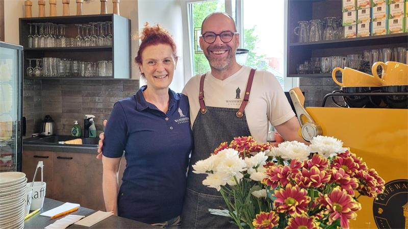 In der Schweiz genießen die Auswanderer Mirabelle und Alain Caboussat fast schon Promi-Status. Bekannt wurden die beiden durch ihre Teilnahme am TV-Auswandererformat „Auf und davon“ – heute empfangen sie viele Landsleute in ihrem Wasserturm-Café in Cuxhaven.