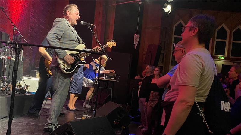 In der Seminarturnhalle kesselt Huah! und bringt die Menge zum Tanzen.