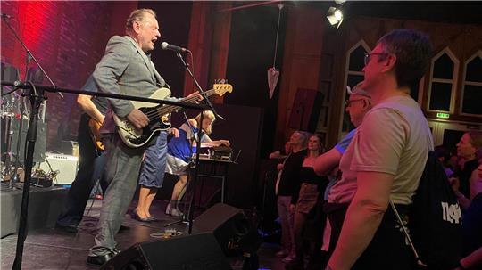 In der Seminarturnhalle kesselt Huah! und bringt die Menge zum Tanzen.