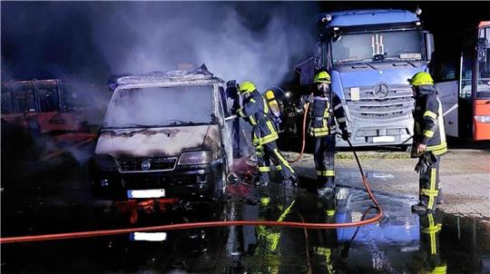 In der Silvesternacht brannte ein Wohnmobil auf einem Werkstattgelände in Westeresch und hielt die Feuerwehr in Atem. Das Feuer griff auch auf den danebenstehenden LKW und einen Anhänger über. Foto: Polizei