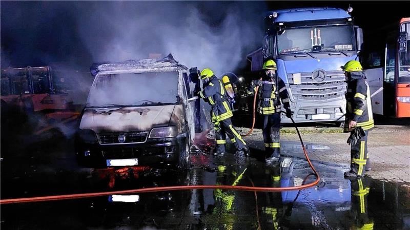 Brandserie: Feuerwehrmann unter Verdacht – Das wusste die Polizei In der Silvesternacht hatten die Brandstifter in Westeresch ein Wohnmobil angezündet.