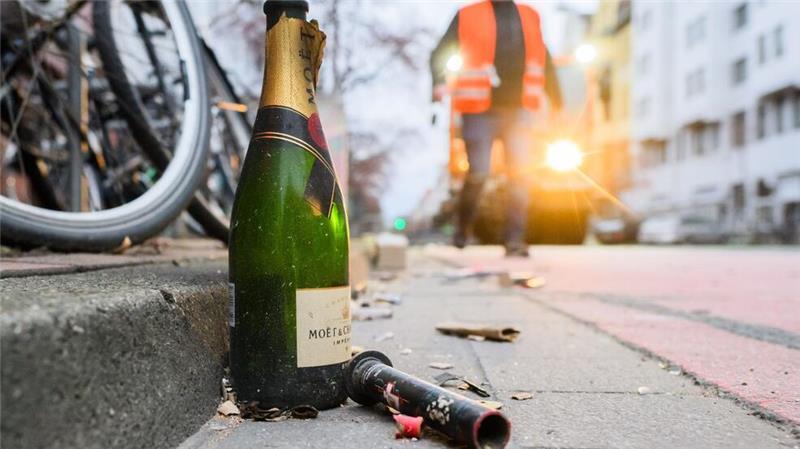Brände und Handverletzungen zum Jahreswechsel In der Silvesternacht rücken die Feuerwehren zu vielen kleinen und einigen großen Einsätzen aus.