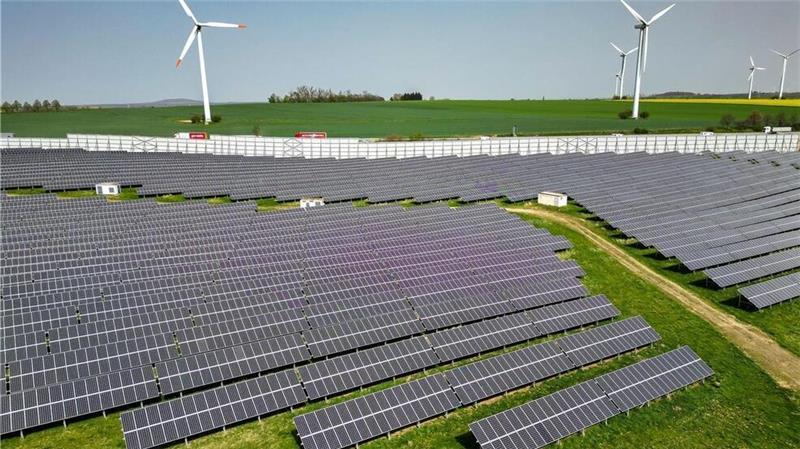 Solarparks: Wenn jede Gemeinde lustig vor sich hinplant In der Solarbranche und unter Landbesitzern herrscht Goldgräberstimmung. Bei den Gemeinden stapeln sich die Anträge für den Bau von Solarparks.