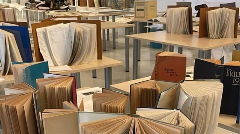 Hallenwand bei Marinefliegern stürzt nach Unwetter ein In der Sonderausstellungshalle des Aeronauticums sind die durch den Wassereinbruch durchnässten Archivalien zum Trocknen aufgestellt.