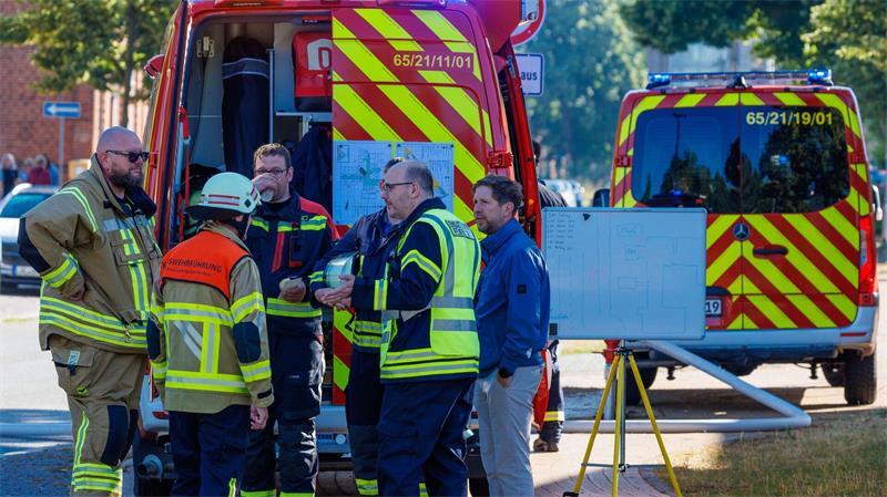 Flammen in Klinik - zwei Tote in Ludwigslust In der Spitze bekämpften etwa 90 Feuerwehrkräfte die Flammen.