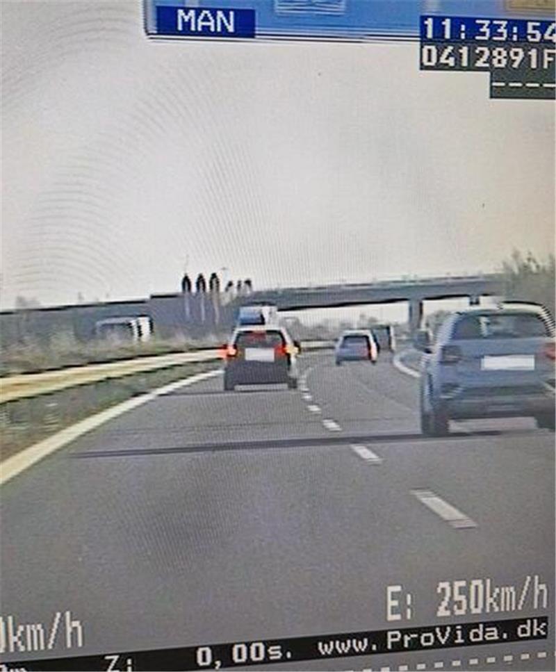 In der Spitze rauschte der Mercedes-Fahrer mit 250 km/h