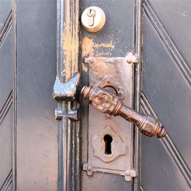 Warum Spenden für die Stader Kirchen so wichtig sind In der St.-Cosmae-Kirche muss die Türklinke an der Nordseite repariert werden.