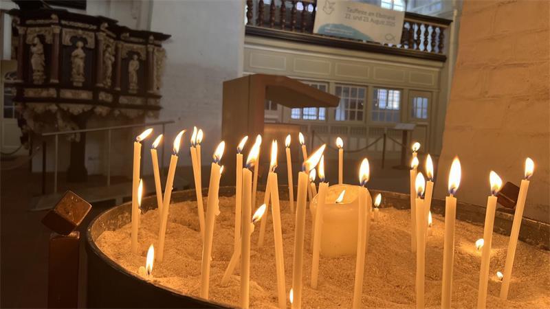 In der St. Cosmae Kirche zündeten Trauernde Kerzen an.