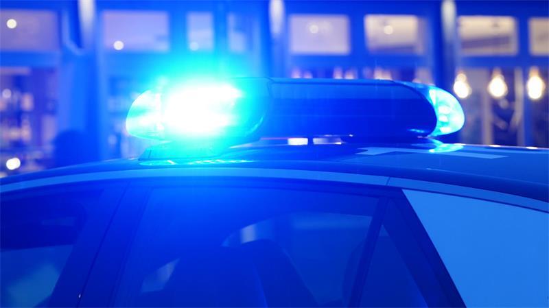 In der Stader Altstadt übernahm eine Streifenwagenbesatzung die Reanimation des gestürzten Mannes.