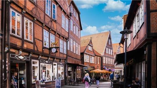 In der Stader Altstadt war eine Kneipe Ziel von Kriminellen. (Symbolbild)