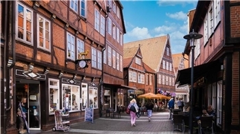 In der Stader Altstadt war eine Kneipe Ziel von Kriminellen. (Symbolbild)